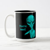 悪いエイリアンあなたは次！ ツートーンマグカップ (左)