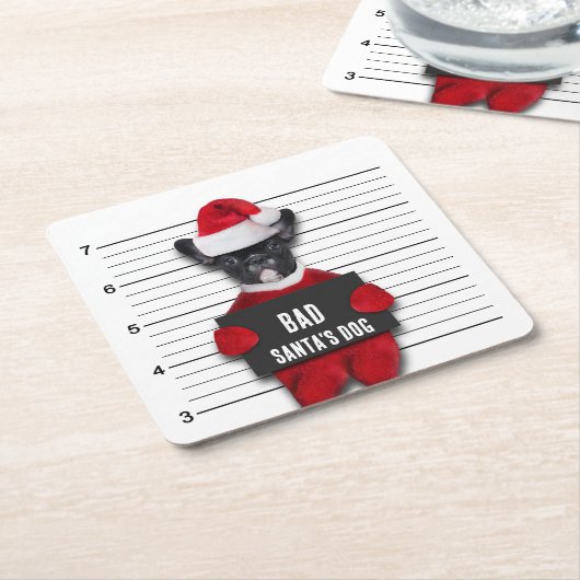 悪いサンタの犬のマグショットのおもしろいクリスマス スクエアペーパーコースター (アングル)