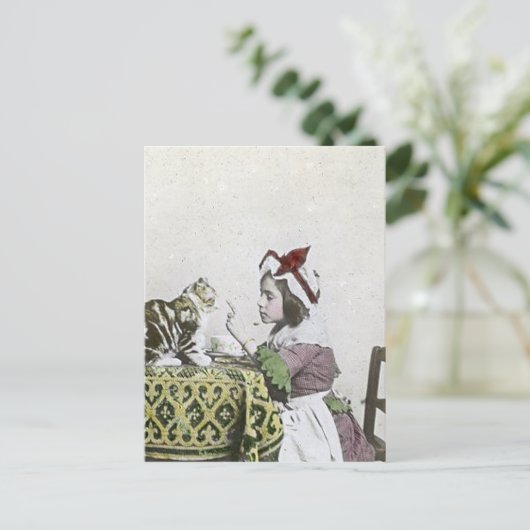 悪い子猫のビクトリアンなお茶会のヴィンテージの小さな女の子 インビテーションポストカード (スタンド正面)