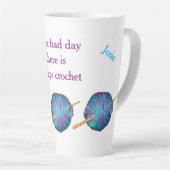 悪い日には必ずかぎ針編み、あなたの名前 カフェラテマグ (右アングル)