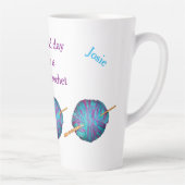 悪い日には必ずかぎ針編み、あなたの名前 カフェラテマグ (右)