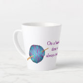 悪い日には必ず針編みをするパーソナライズされた。 カフェラテマグ (左アングル)