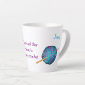 悪い日には必ず針編みをするパーソナライズされた。 カフェラテマグ (右アングル)