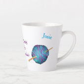 悪い日には必ず針編みをするパーソナライズされた。 カフェラテマグ (右)