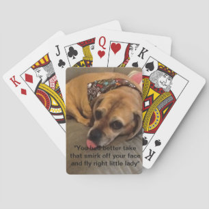 悪い状態の小犬遊ぶカード トランプ