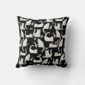 悪い猫が物を叩き、白い猫が黒 クッション (裏面)