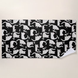 悪い猫が物を叩き、白い猫が黒 ビーチタオル