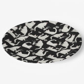 悪い猫が物を叩き、白い猫が黒 ペーパープレート (アングル)