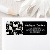 悪い猫が物を叩き、白い猫が黒 ラベル (インサイチュ)