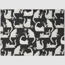 悪い猫が物を叩き、白い猫が黒