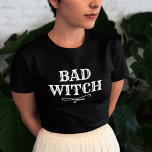 悪い魔女の白黒の女性ハロウィーン Tシャツ<br><div class="desc">お祝好みの良い、悪い、または他の魔女の文字と一緒に使用できるカスタムこのタイポグラフィの「悪い魔女」のデザインのシャツとスタイルでハロウィンカスタマイズ。白いスクロールデザインアクセントを含む。</div>