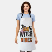悪い魔女の雰囲気 ヴィンテージ ハロウィン Tシャツ デザイン 1 エプロン (着用した状態)