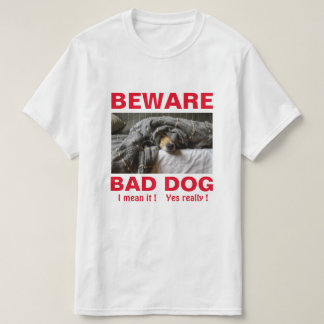 悪おもしろいい犬のTシャツに用心 Tシャツ