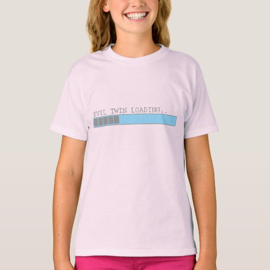 悪の双子のロードはおもしろい子供の女の子が笑うユーモアを見る Tシャツ (正面)