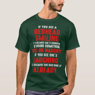 悪事や悪事を働いて微笑む赤毛いけなの Tシャツ