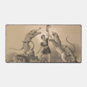 悪動物の中に立っているサーカスのパフォーマー デスクマット (正面)