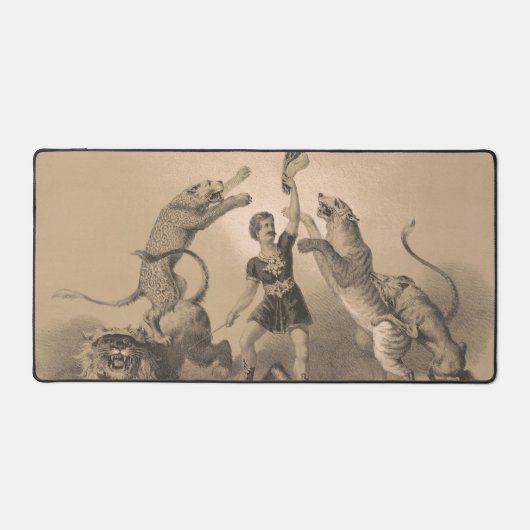 悪動物の中に立っているサーカスのパフォーマー デスクマット (正面)