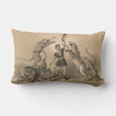 悪動物の中に立っているサーカスのパフォーマー ランバークッション (裏面)