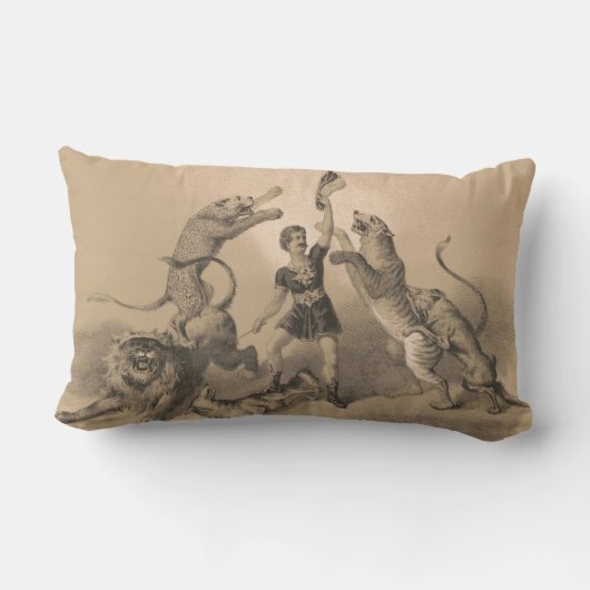 悪動物の中に立っているサーカスのパフォーマー ランバークッション (裏面)