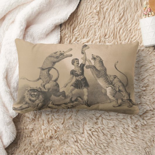 悪動物の中に立っているサーカスのパフォーマー ランバークッション (ブランケット)