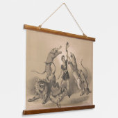 悪動物の中に立っているサーカスのパフォーマー 吊り下げ型タペストリー (傾斜あり)