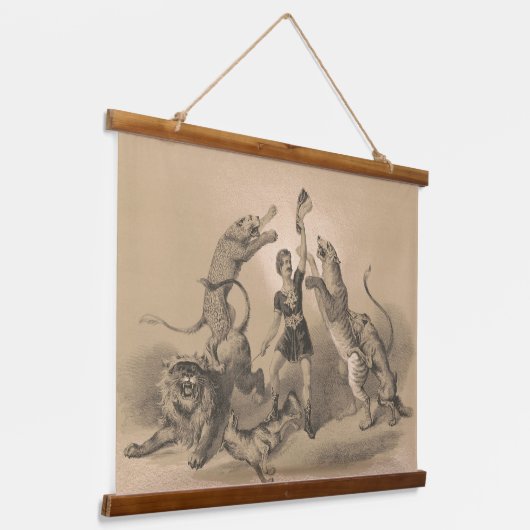 悪動物の中に立っているサーカスのパフォーマー 吊り下げ型タペストリー (傾斜あり)