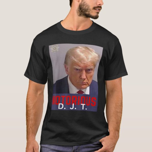 悪名高いDJTトランプマグ威厳があるショット24 2023 T Shir Tシャツ (正面)