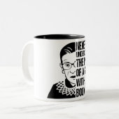 悪名高いRBG、決して本で少女を過小評価しない ツートーンマグカップ (正面左)