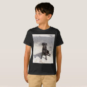 悪意に満ちた目をした黒犬 Tシャツ (正面フル)