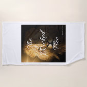 悪者は箴言28:1KJVビーチタオルを逃れる ビーチタオル (正面)