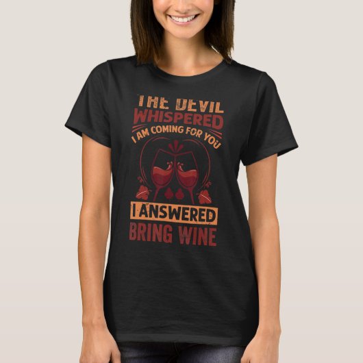 悪魔が君の酒を来飲むようにささやいた Tシャツ (正面)