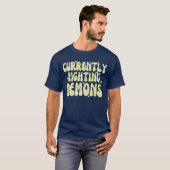 悪魔と戦ってるよ メンズ おもしろTシャツ 男の子 ギフト Tシャツ (正面フル)