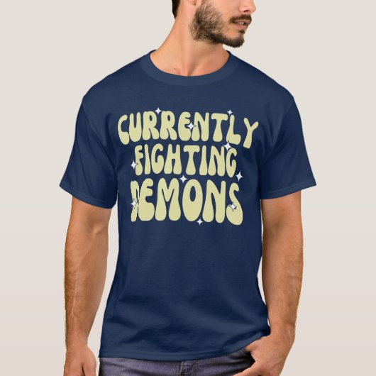 悪魔と戦ってるよ メンズ おもしろTシャツ 男の子 ギフト Tシャツ (正面)
