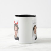 悪魔のように服を着る双子の兄弟のポートレート マグカップ (中央)