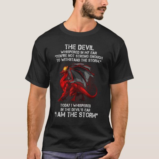 悪魔のドラゴンが私の耳のドラゴンにささやいた Tシャツ (正面)