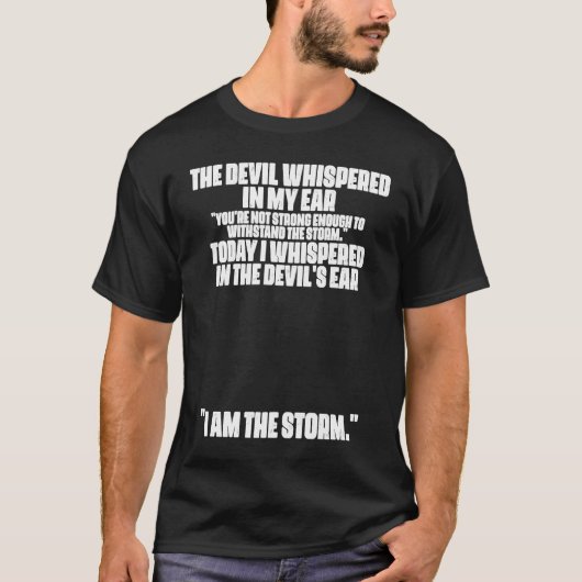 悪魔は私の耳に悪魔の引用文にささやいた Tシャツ (正面)