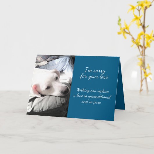 悲しいかわいい白い子犬の損失のために残念な悔やみや弔慰 カード (黄色い花)