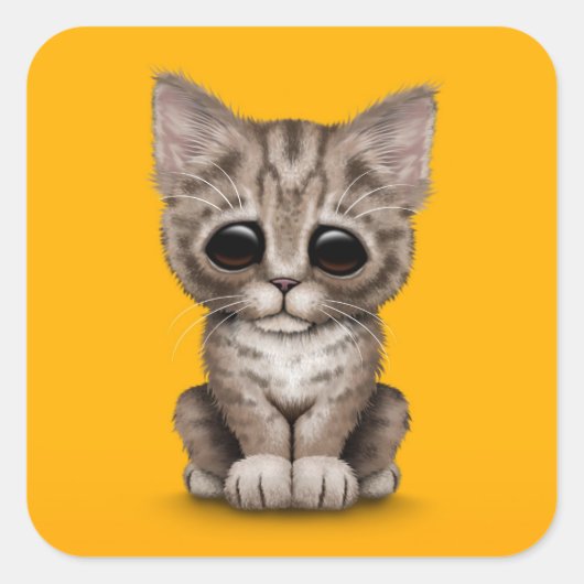 悲しいかわいい茶色の虎猫子猫オンイエロー スクエアシール (正面)
