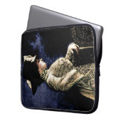 悲しいビクトリアンヴィンテージの帽子をかぶった女性 ラップトップスリーブ (正面左)