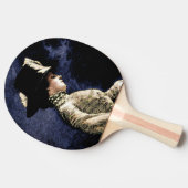 悲しいビクトリアンヴィンテージの帽子をかぶった女性 卓球ラケット (横)