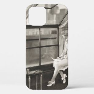 悲しい女性は窓から見つめ1940年代、女性、ヴィンテージ、 iPhone 12ケース