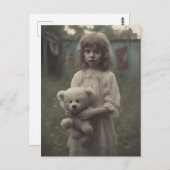 悲しい幽霊の子どもが放棄されたヴィンテージサーカスで ポストカード (正面/裏面)