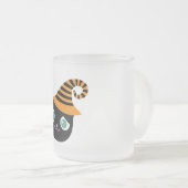 悲しい目と帽子を持つ黒お洒落猫 フロストグラスマグカップ (正面右)