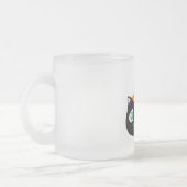 悲しい目と帽子を持つ黒お洒落猫 フロストグラスマグカップ (左)