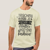 情熱を持って教える - モチベーションあふれる先生 Tシャツ (正面)