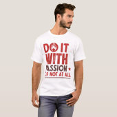 情熱を持って行うかまったく行わない Tシャツ (正面フル)