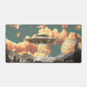 惑星が見える山の湖の上の超現実的なUFO デスクマット (正面)