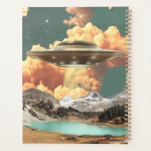 惑星が見える山の湖の上の超現実的なUFO プランナー手帳 (裏面)