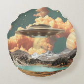 惑星が見える山の湖の上の超現実的なUFO ラウンドクッション (裏面)