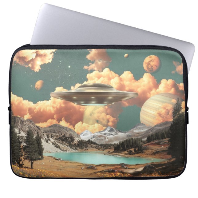 惑星が見える山の湖の上の超現実的なUFO ラップトップスリーブ (正面)
